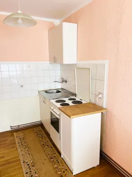 Manja kuhinja sa belim elementima, sudoperom i šporetom. - image 5