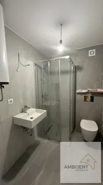 Novoopremljeno kupatilo sa tuš kabinom, umivaonikom i toaletom. - image 16