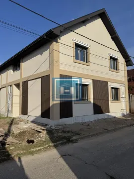 Pogled sa ulice na spoljašnjost nove kuće sa fasadom. - image 22