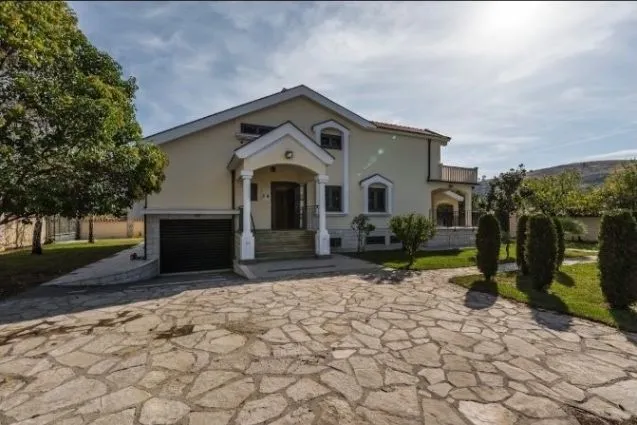 Izdavanje, petosoban stan, 400m², Zabjelo, Podgorica