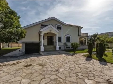 Izdavanje, petosoban stan, 400m2, Zabjelo, Podgorica Izdavanje, petosoban stan, 400m2, Zabjelo, Podgorica