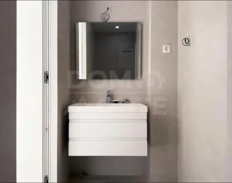 Savremeno opremljeno kupatilo sa umivaonikom i ogledalom. - image 14