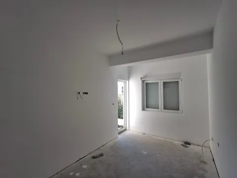 Prazna neuređena prostorija sa bijelim zidovima i prozorom. - image 7
