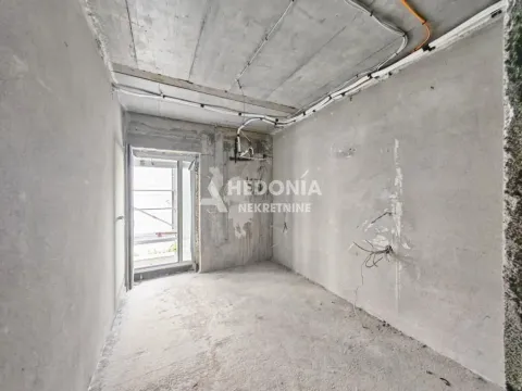 Pogled na nenamještenu prostoriju u sirovom stanju tokom izgradnje. - image 5