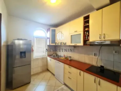 Izdavanje, četvorosoban stan, 150m², Tološi, Podgorica - image 13