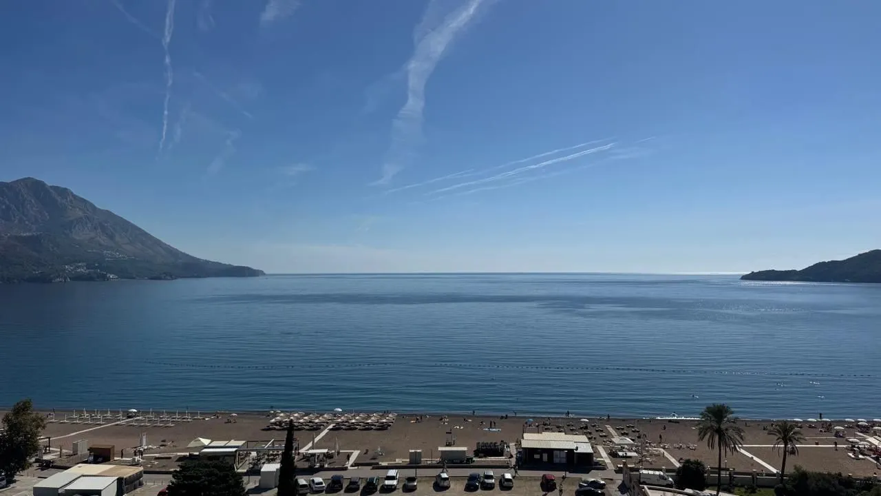 Pogled na more i plažu sa terase.