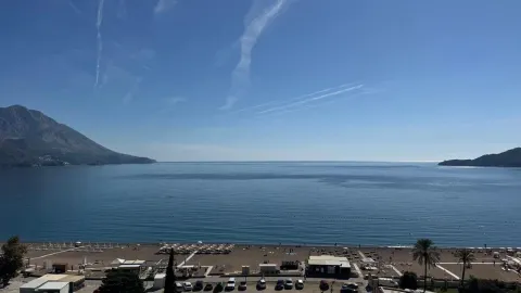 Pogled na more i plažu sa terase. - image 6