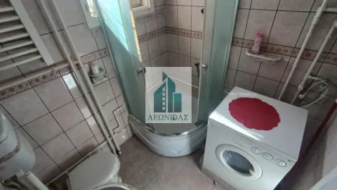Bathroom equipped with a shower cabin and a washing machine. - image 15