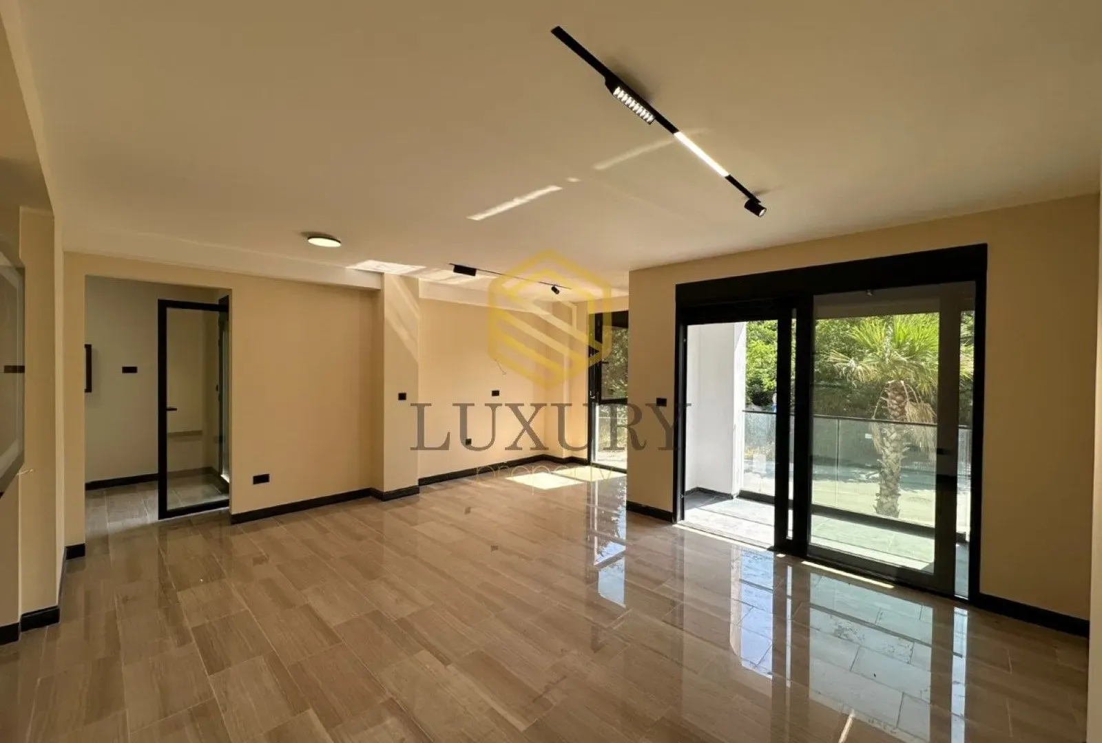 Izdavanje, trosoban stan, 111m², Zagorič, Podgorica