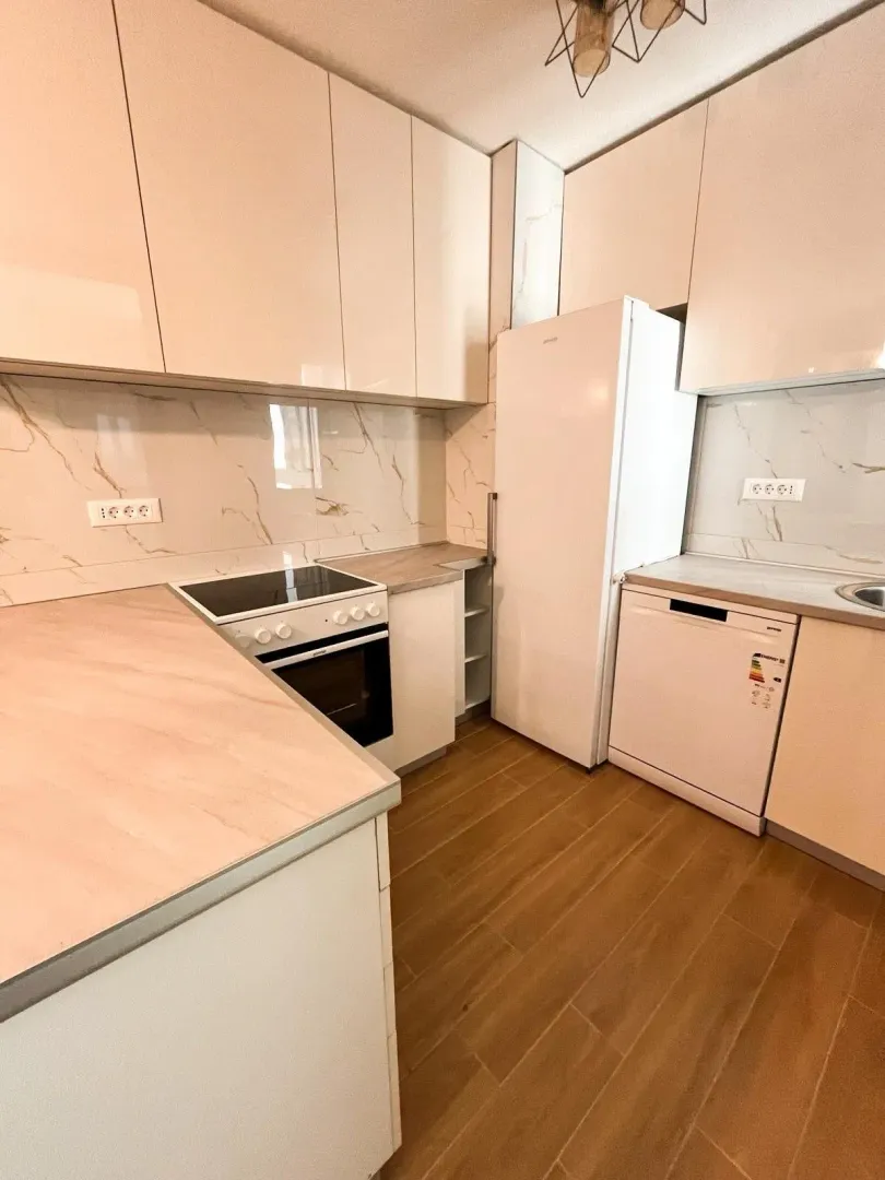 Izdavanje, dvosoban stan, 75m², Blok 6, Podgorica
