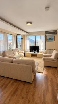 Dnevna soba sa garniturom, TV-om i pogledom na more i planine. - image 12