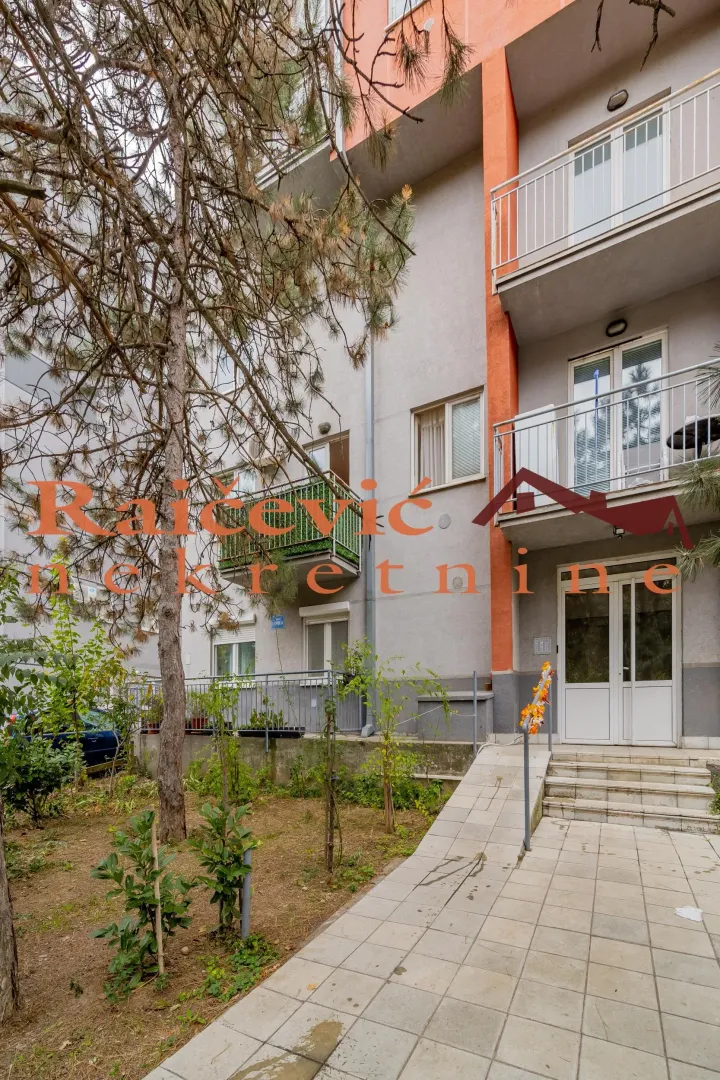 View of the entrance to the residential building with a courtyard.