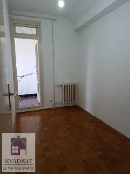 Prazna soba sa parketom i izlazom na balkon. - image 9