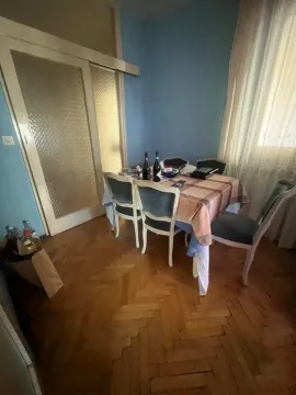Trpezarija sa stolom, stolicama i parketom na podu. - image 6
