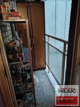 Manji zatvoreni balkonski prostor sa policama za odlaganje hrane i stvari. - image 8