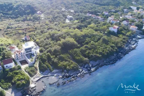 Pogled iz vazduha na imanje uz obalu mora i okolnu prirodu. - image 7