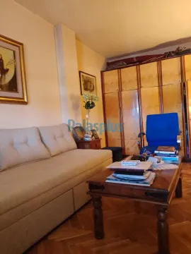 Dnevna soba sa garniturom za sedenje, drvenim stolom i ugradnim plakarom. - image 3
