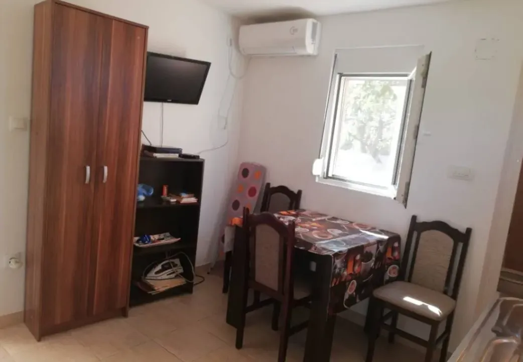 Izdavanje, jednosoban stan, 25m², Radovići, Tivat