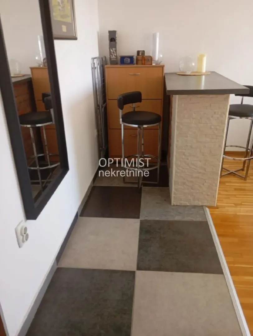 Prodaja, trosoban stan, 75m², Borča 1, Borča Sve Podlokacije