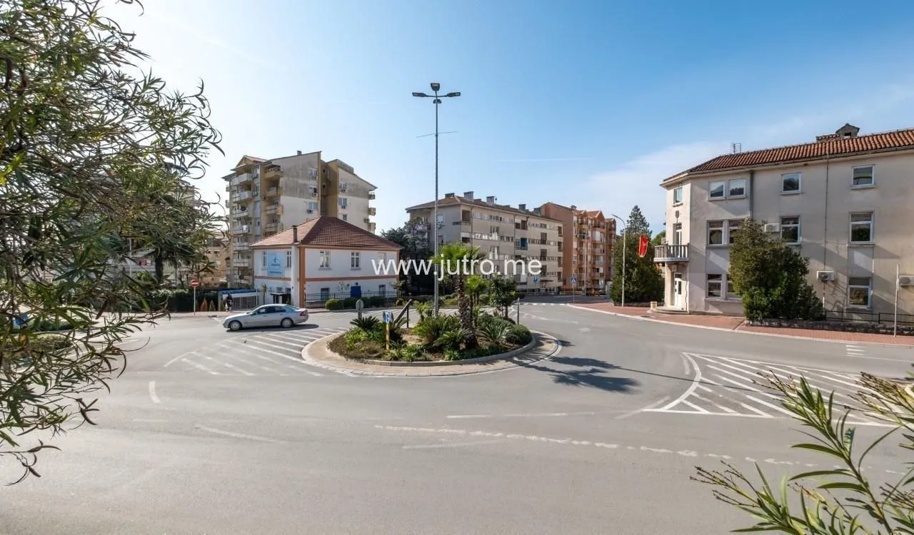 Prodaja, dvosoban stan, 103m², Centar, Tivat
