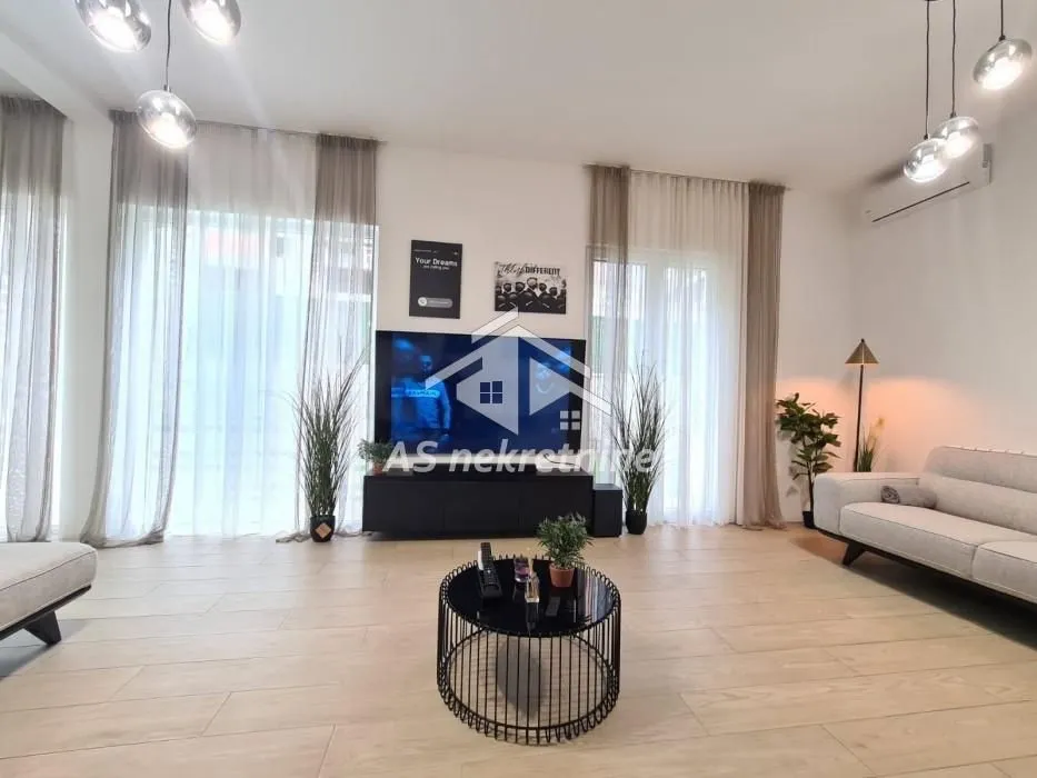 Izdavanje, stan, 240m², Savski Venac, Beograd