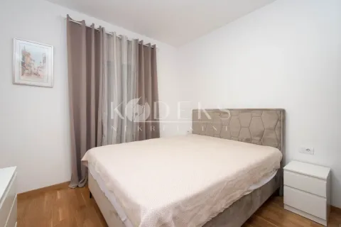Spavaća soba sa bračnim krevetom, noćnim stočićem i zavesama. - image 6