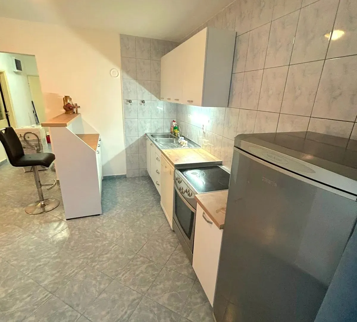 Izdavanje, dvosoban stan, 64m², Centar, Bar