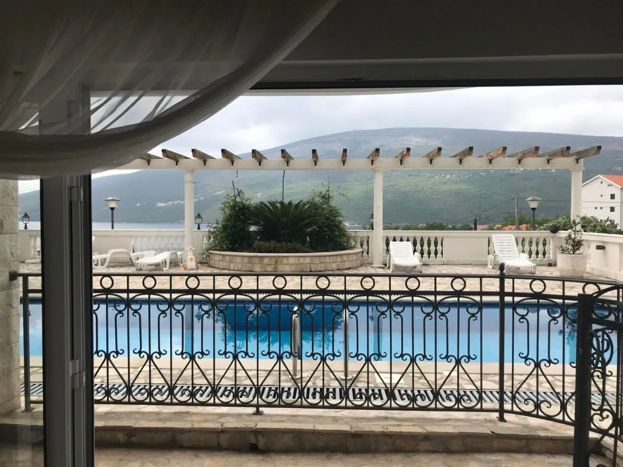 Izdavanje, jednosoban stan, 38m², Đenovići, Herceg Novi