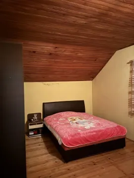 Spavaća soba sa drvenim tavanom. - image 12
