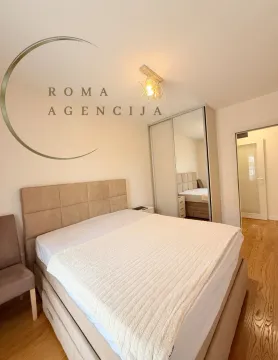 Furnished bedroom with a double bed and a mirrored built-in wardrobe. - image 8