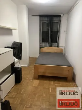 Nameštena spavaća soba sa bračnim krevetom i drvenim parketom. - image 8