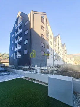 Pogled na spoljašnjost moderne stambene zgrade sa terasama i uređenim dvorištem. - image 12