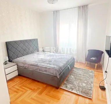 Furnished bedroom with a double bed. - image 6