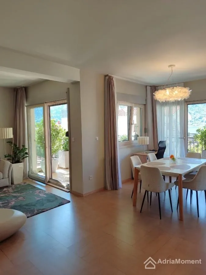 Sale, three bedroom apartment, 114m², Dobrota, Kotor