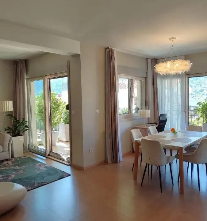 Sale, three bedroom apartment, 114m², Dobrota, Kotor