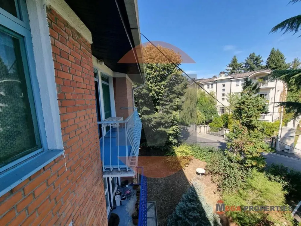 Pogled sa balkona na dvorište i okolne zgrade.