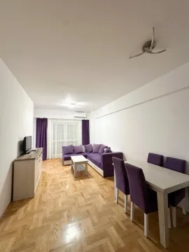 Dnevna soba sa garniturom, TV komodom i trpezarijskim stolom. - image 2