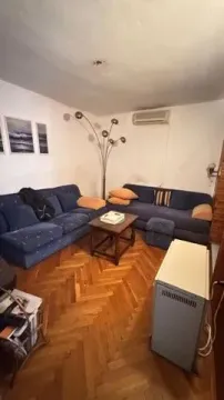 Dnevna soba sa garniturom za sedenje, parketom i klima uređajem. - image 3