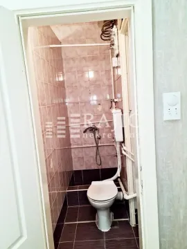 Manje kupatilo sa pločicama, wc šoljom i sanitarnim instalacijama. - image 6