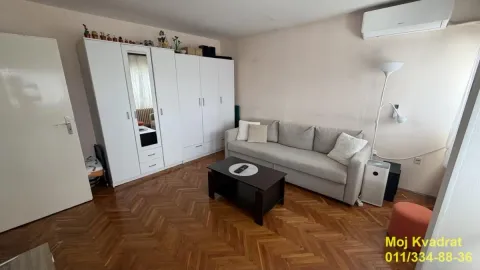 Dnevna soba sa garniturom, stočićem i belim garderoberom. - image 2