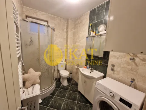 Kupatilo opremljeno tuš kabinom, umivaonikom, toaletom i veš mašinom. - image 6