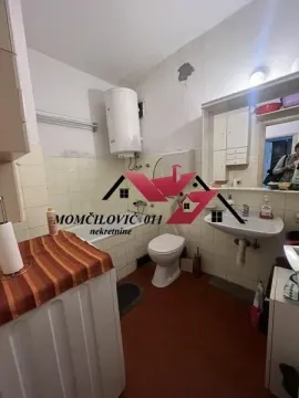 Starije opremljeno kupatilo sa kadom, umivaonikom, WC šoljom i bojlerom. - image 2