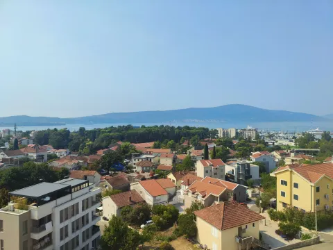 Pogled sa terase na naselje, zelenilo i more. - image 2