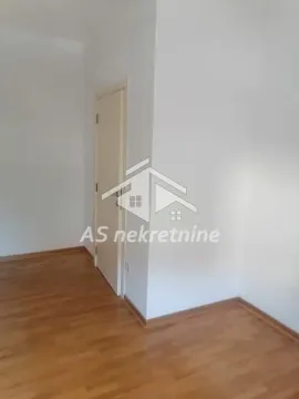 Prazna prostorija sa belim zidovima i drvenim podom. - image 23