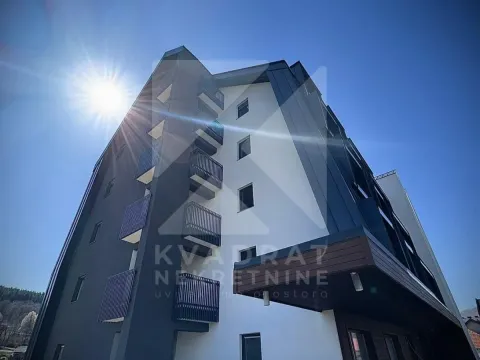 Pogled na spoljašnjost moderne stambene zgrade sa balkonima i tamnom fasadom. - image 4
