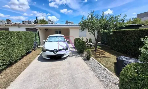 Dvorište kuće sa parkingom i uređenim zelenilom. - image 2