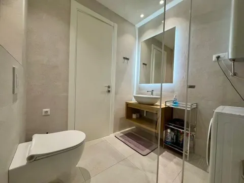 Moderne kupatilo sa umivaonikom, WC šoljom i tuš kabinom. - image 23