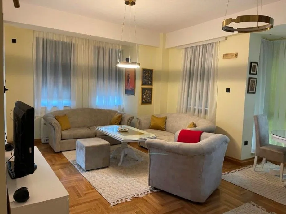 Izdavanje, dvosoban stan, 76m², Centar, Podgorica