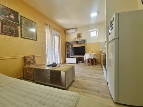 Izdavanje, jednosoban stan, 45m², Budva, Crna Gora