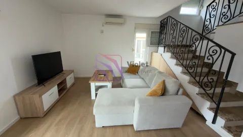 Dnevna soba sa ugaonom garniturom, televizorom i stepeništem. - image 10